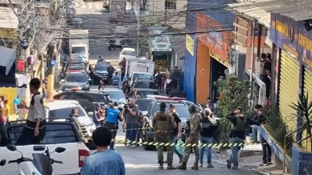 Policiais, viaturas e moradores em rua isolada durante ação policial