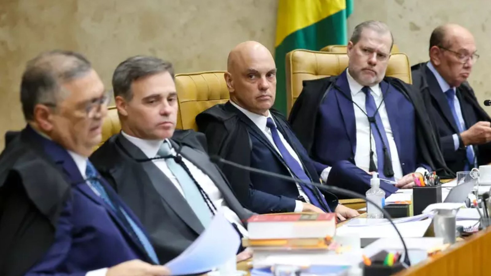 Ministros durante sessão do STF