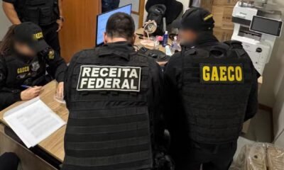 Agentes da Receita Federal e do Gaeco em escritório.