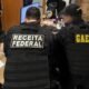 Agentes da Receita Federal e do Gaeco em escritório.