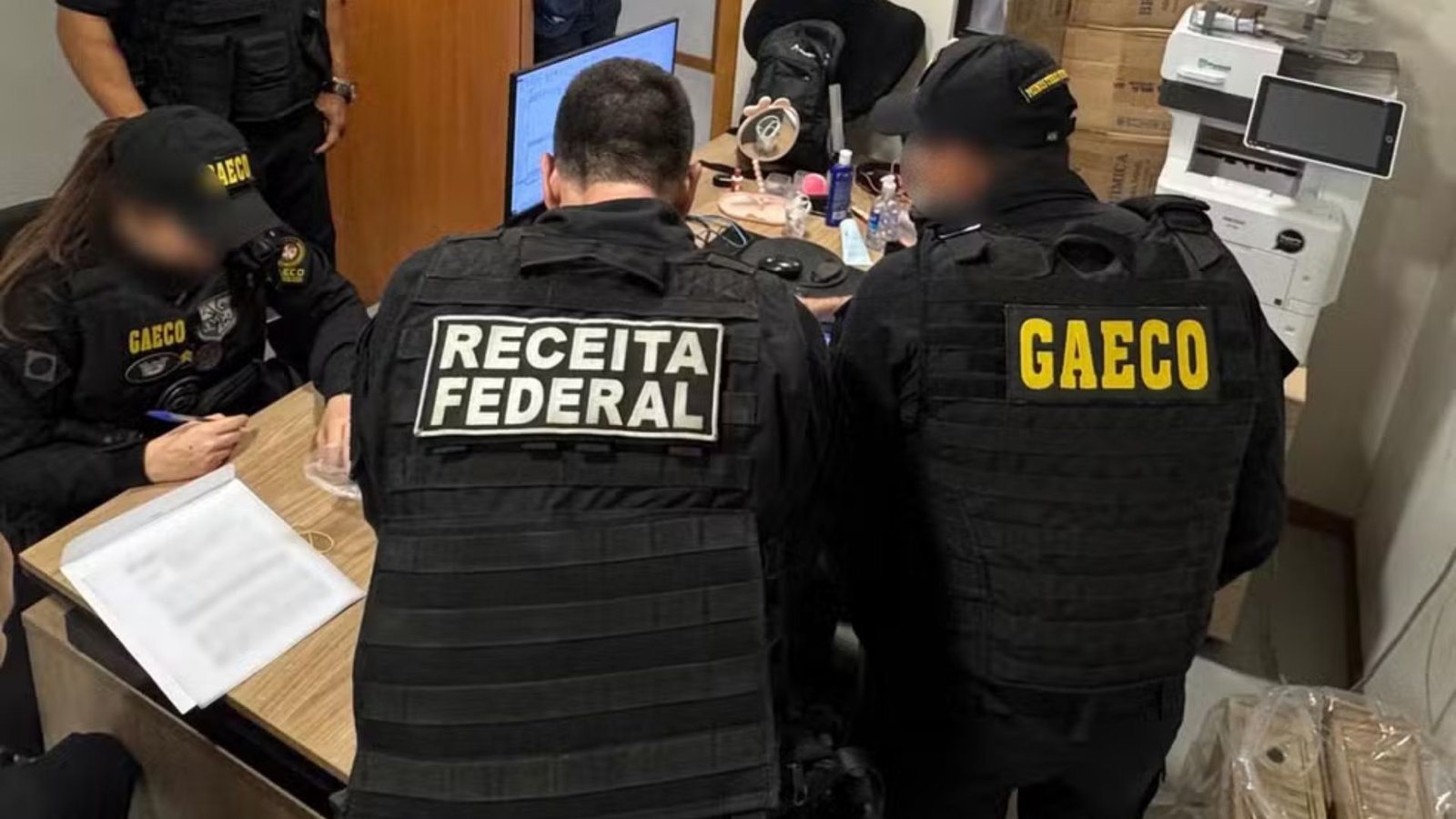 Agentes da Receita Federal e do Gaeco em escritório.