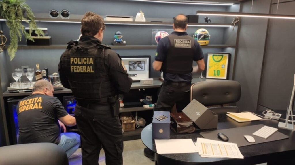 Agentes da Polícia Federal e da Receita Federal durante diligência