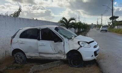 Carro após colisão na Estrada da Mumbec