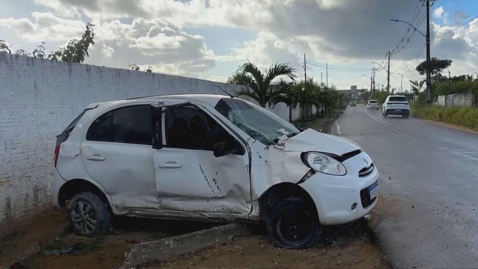 Carro após colisão na Estrada da Mumbec