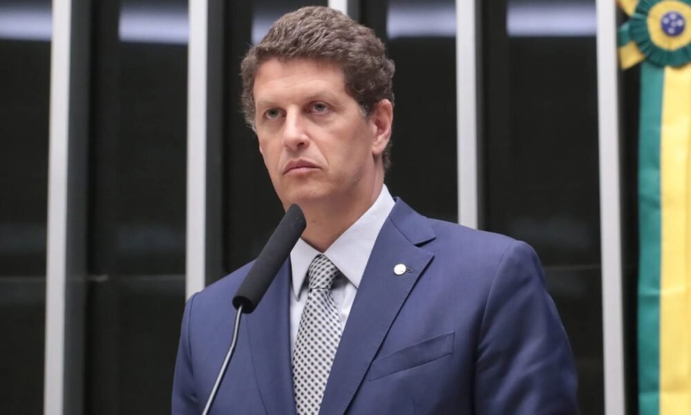 Ricardo Salles discursa ao microfone