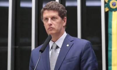 Ricardo Salles discursa ao microfone