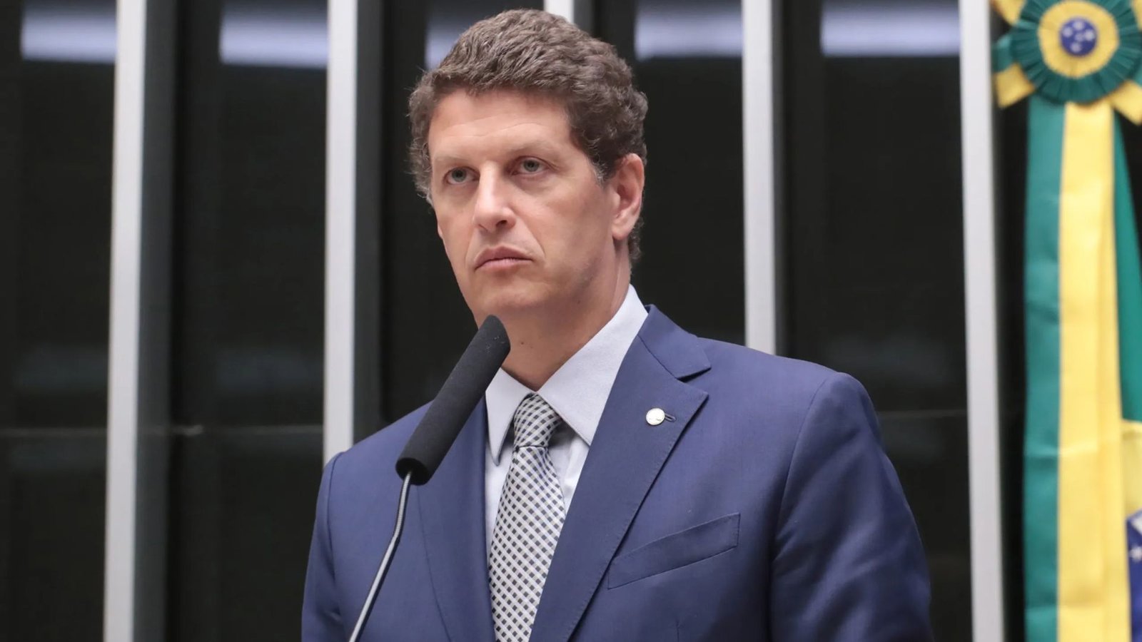 Ricardo Salles discursa ao microfone