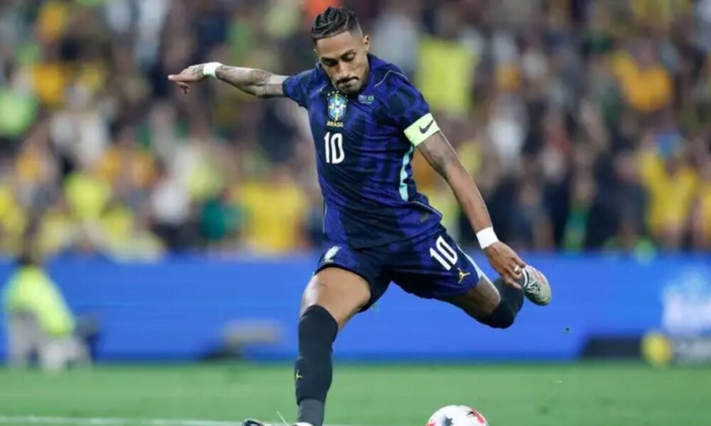 Raphinha em ação pela seleção brasileira