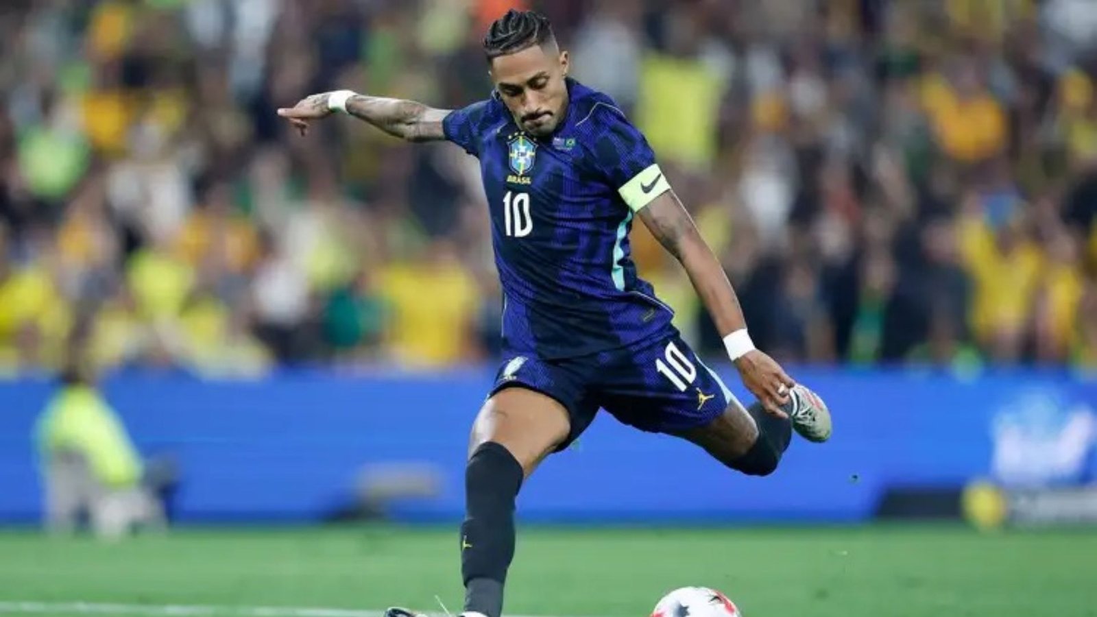 Raphinha em ação pela seleção brasileira