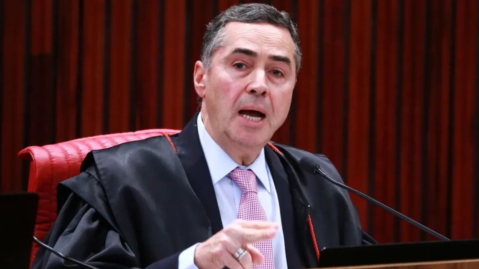 Luís Roberto Barroso durante sessão no STF