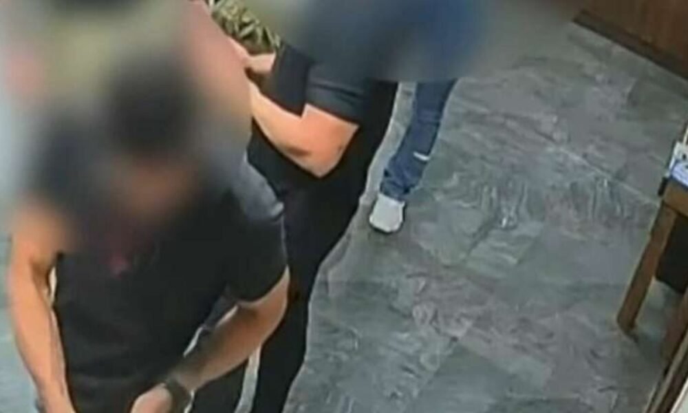 Momento após o disparo acidental dentro do clube de tiro em Toledo, no Paraná.
