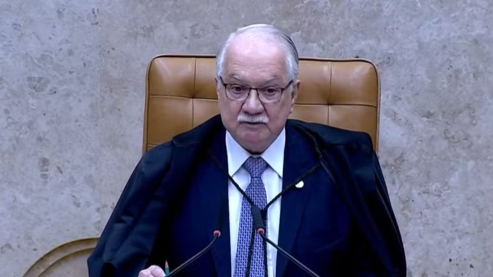 Edson Fachin durante sessão do STF