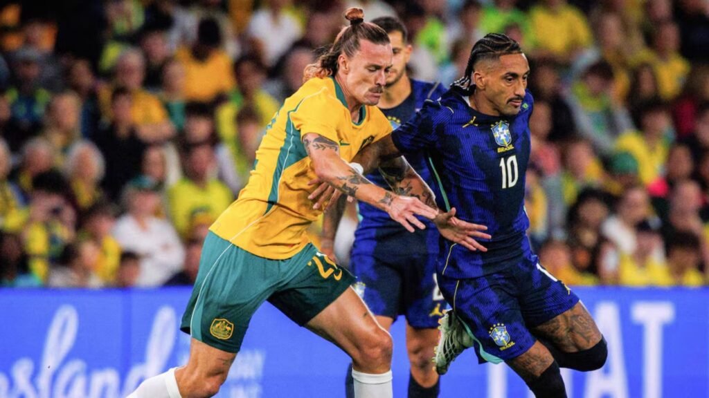 Raphinha disputa bola com jogador da Austrália