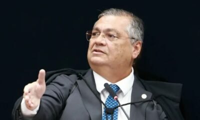 Flávio Dino gesticula durante sessão do STF.