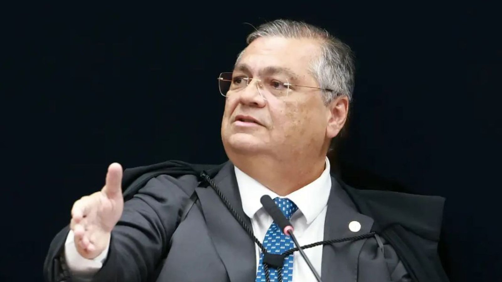 Flávio Dino gesticula durante sessão do STF.