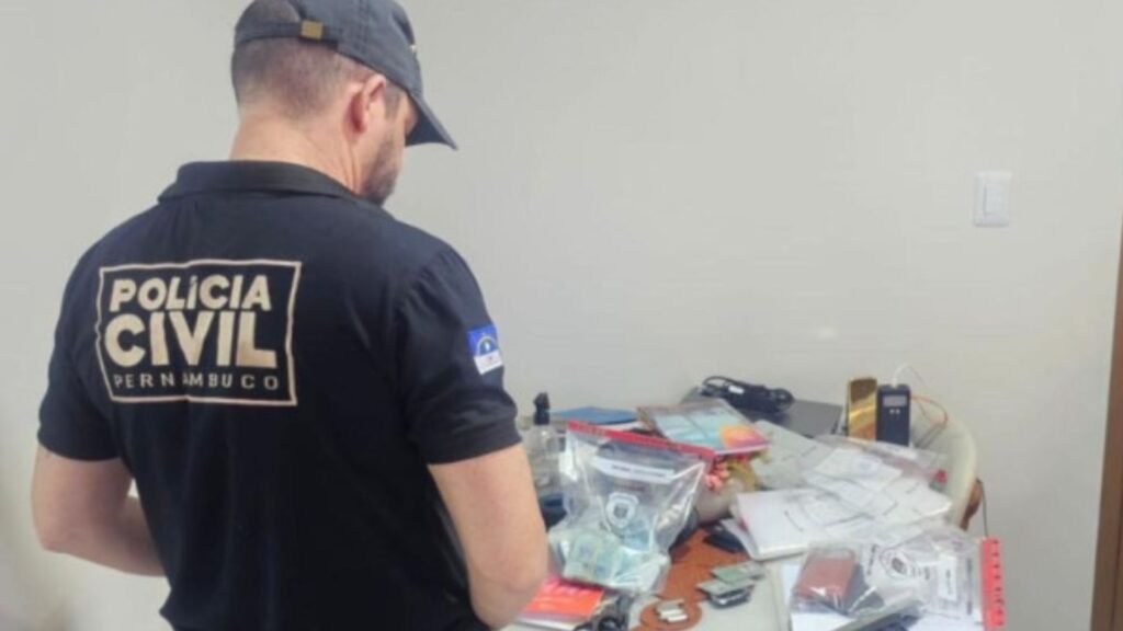 Agente da Polícia Civil durante a Operação Pay Back