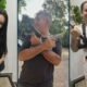 Pessoas investigadas aparecem segurando armas.