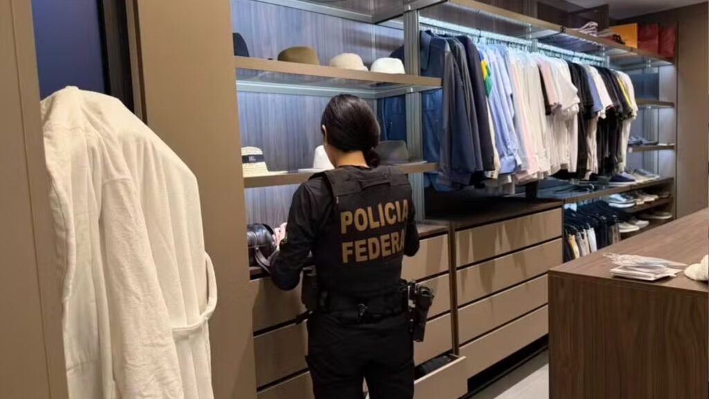 Agente da Polícia Federal durante operação no Amazonas
