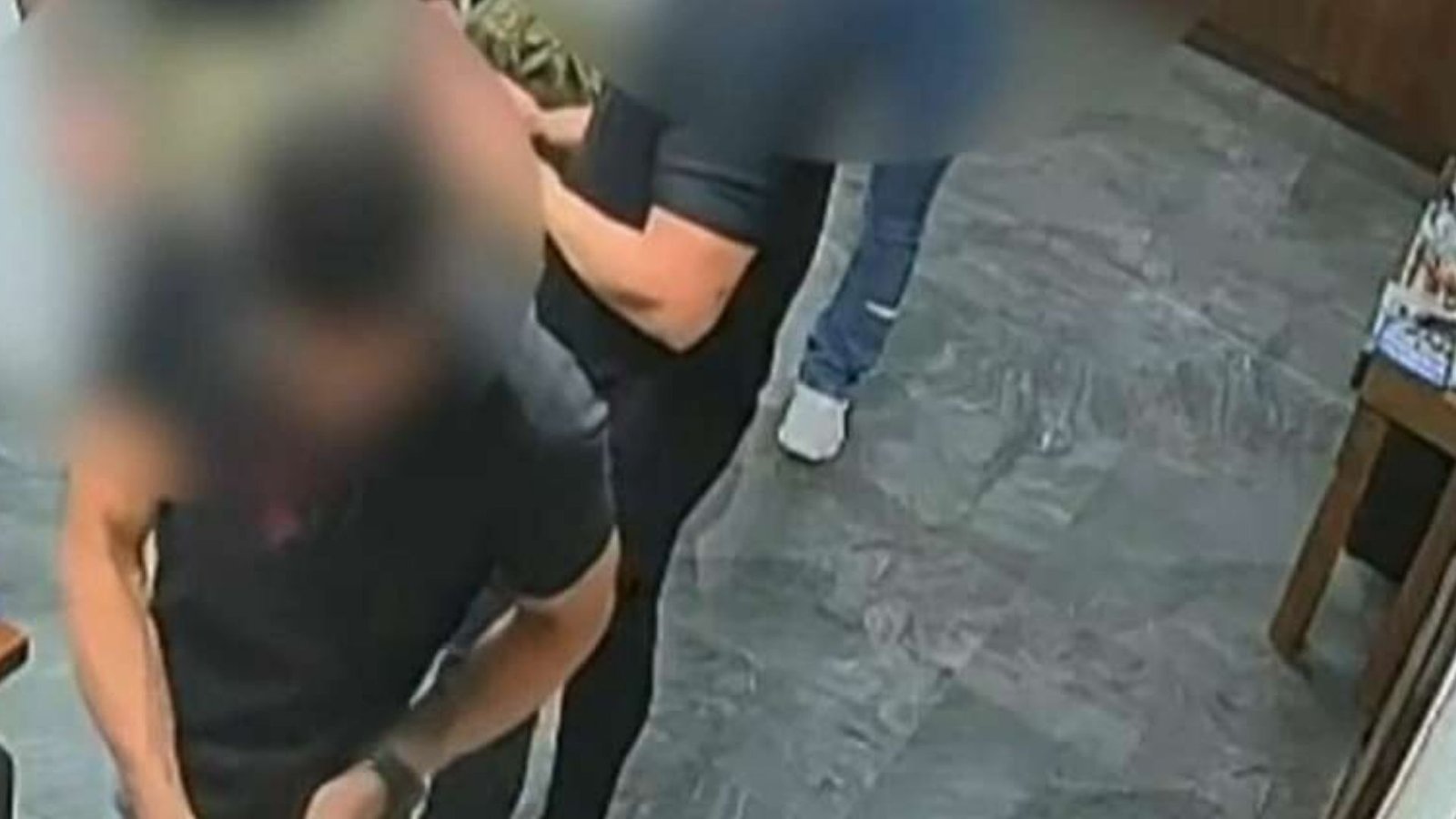 Momento após o disparo acidental dentro do clube de tiro em Toledo, no Paraná.