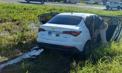 Carro roubado atola durante fuga na BR-101