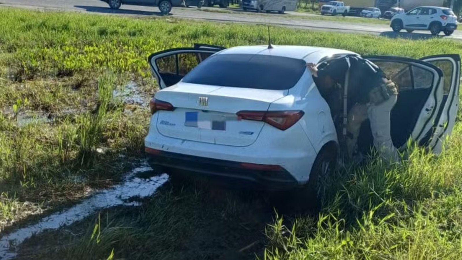 Carro roubado atola durante fuga na BR-101