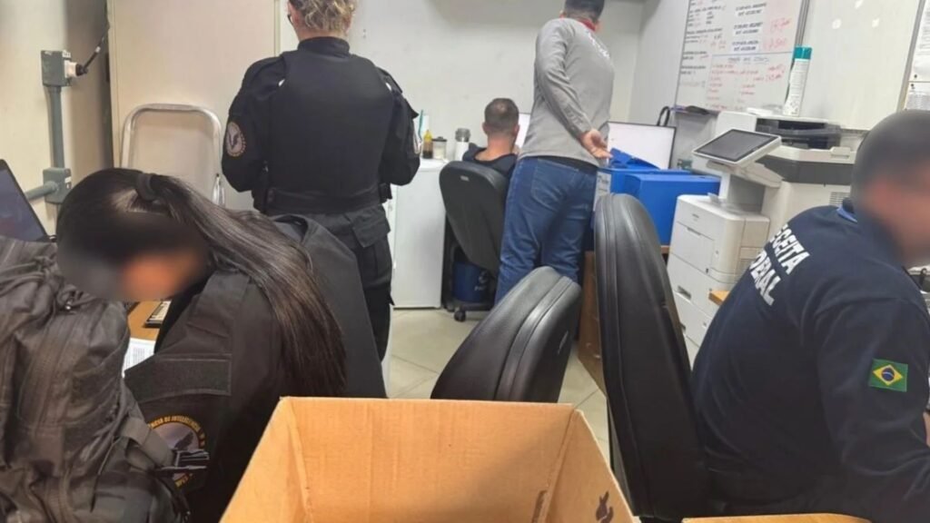 Agentes atuam em uma sala durante operação policial