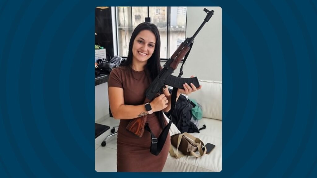 Rhavenna Barcelos segurando uma arma