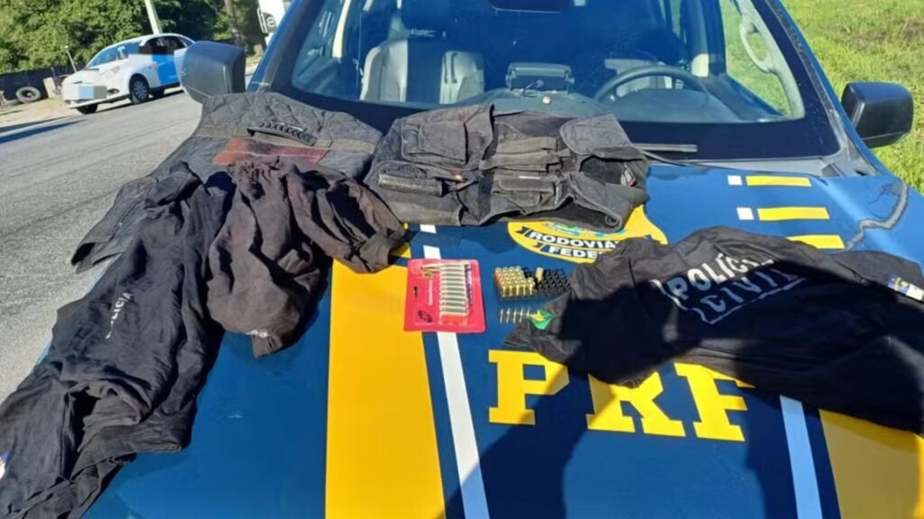 PRF apreende uniformes, coletes e munições na BR-101