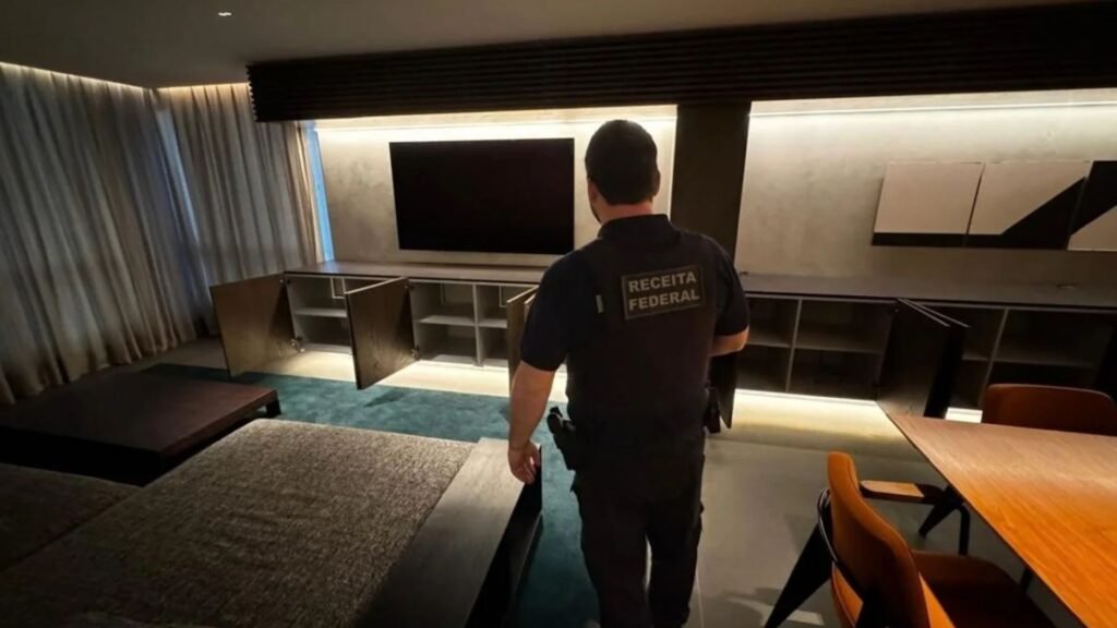 Agente da Receita Federal vistoria uma sala