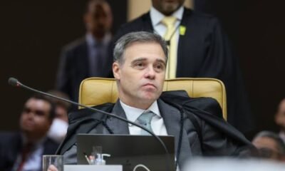 André Mendonça sentado à bancada durante sessão.