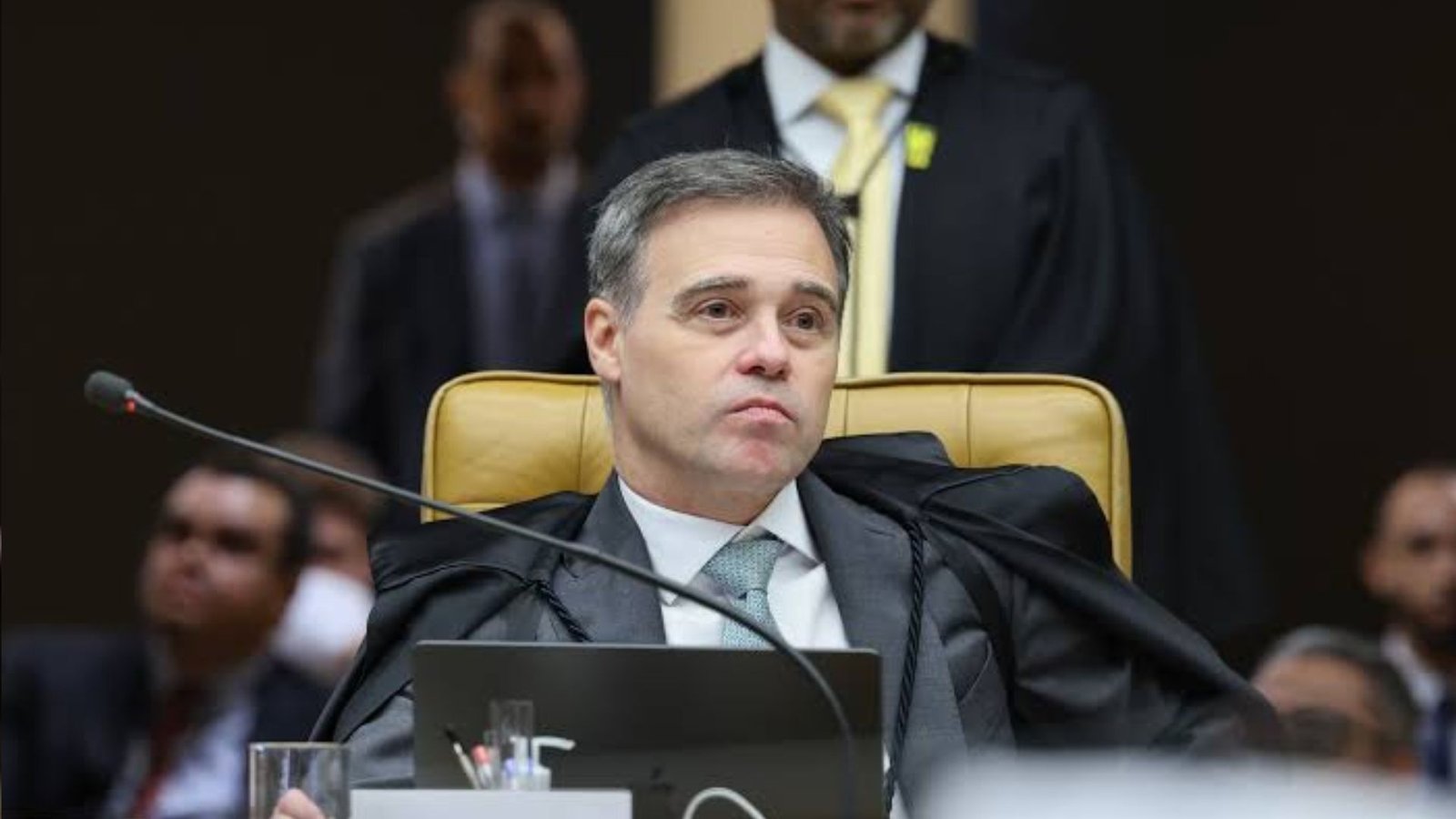 André Mendonça sentado à bancada durante sessão.