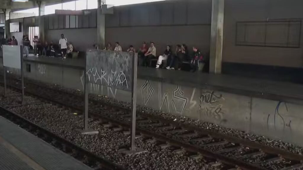 Passageiros aguardam em estação do Metrô do Recife