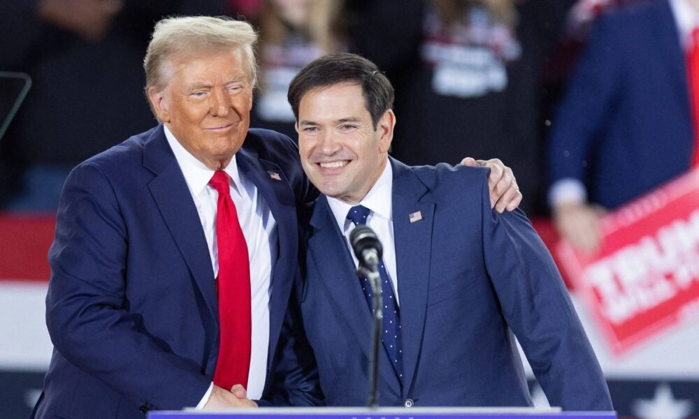 Donald Trump e Marco Rubio posam juntos diante de um microfone