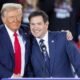 Donald Trump e Marco Rubio posam juntos diante de um microfone
