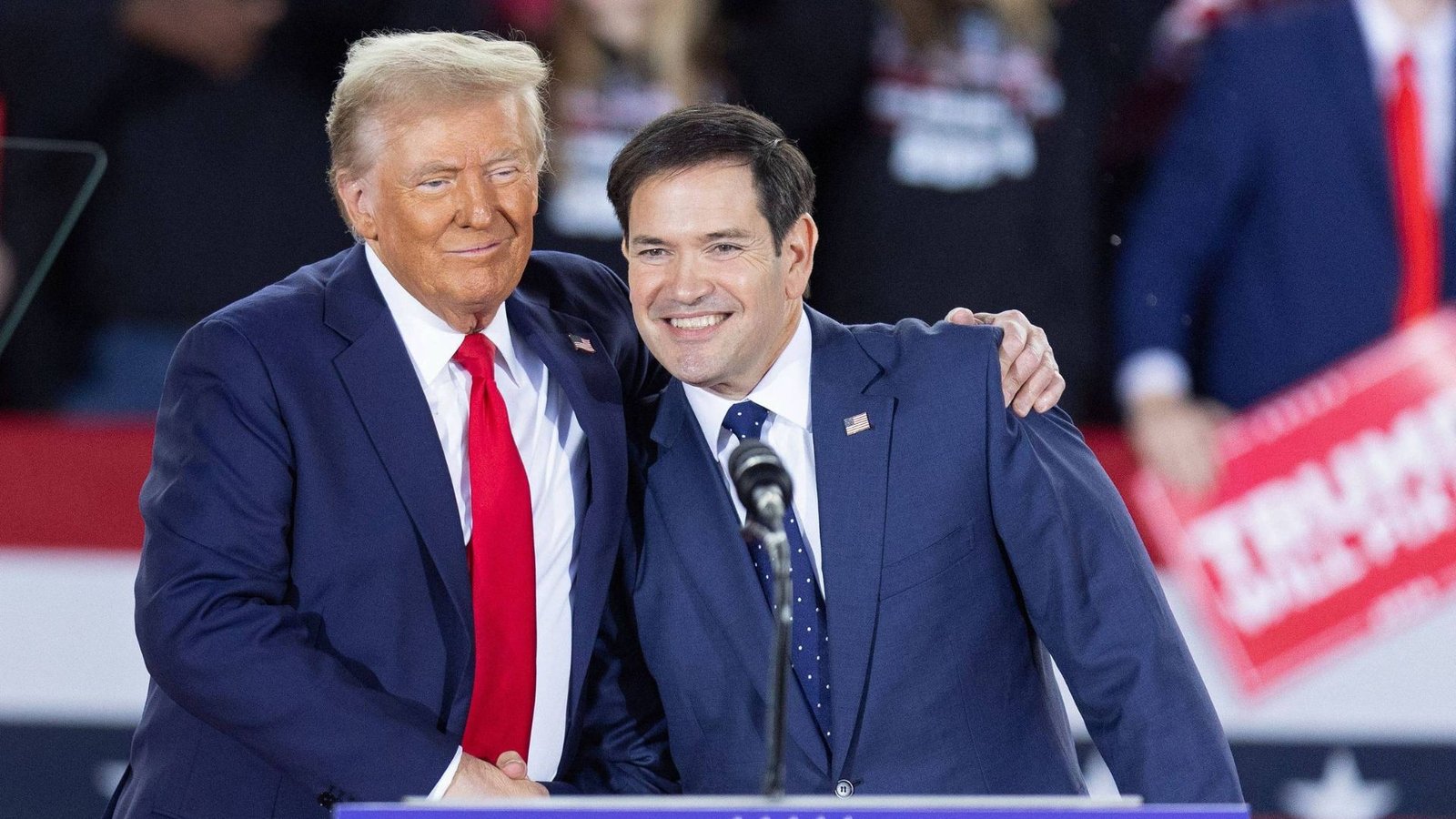 Donald Trump e Marco Rubio posam juntos diante de um microfone