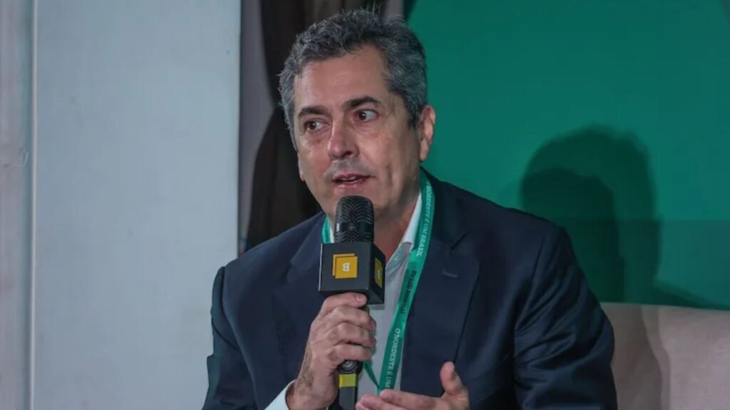 Humberto Tupinambá fala ao microfone em evento