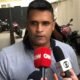 William Correia fala a jornalistas diante de microfones