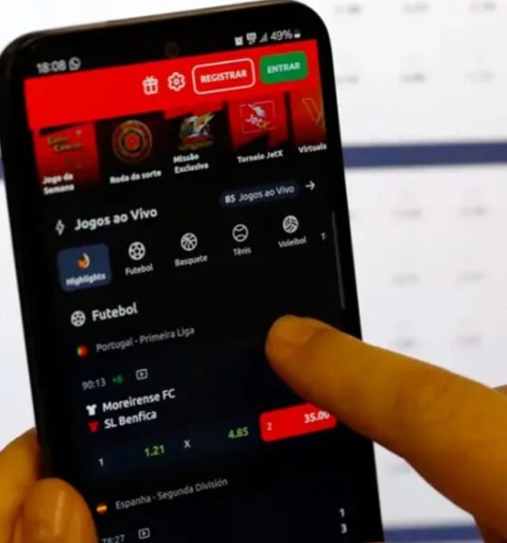 Plataforma de apostas esportivas aberta em um celular