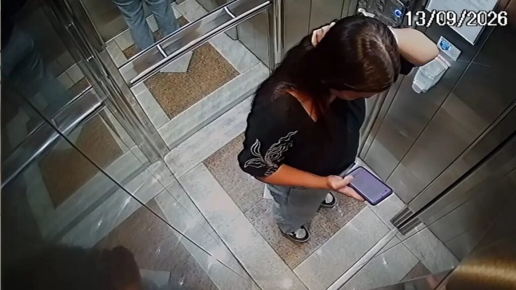 Isabelle Caracristi em elevador