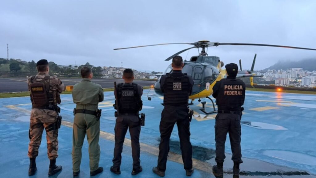 Forças de segurança em operação integrada com helicóptero