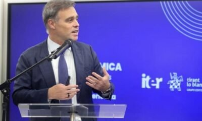 André Mendonça fala ao microfone durante evento do Instituto Iter