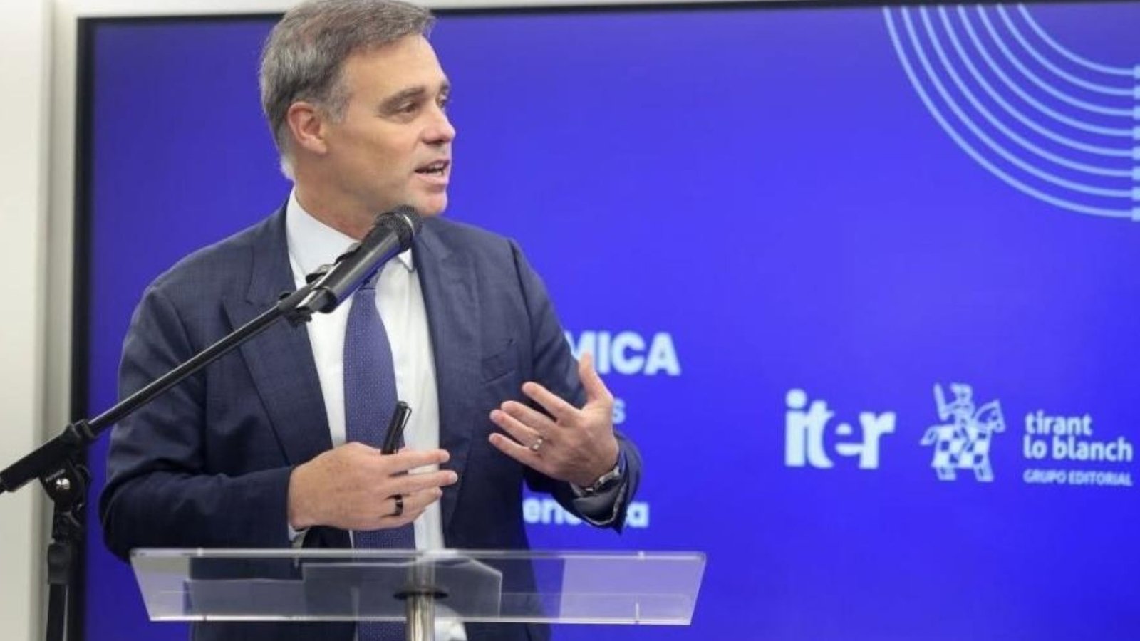 André Mendonça fala ao microfone durante evento do Instituto Iter