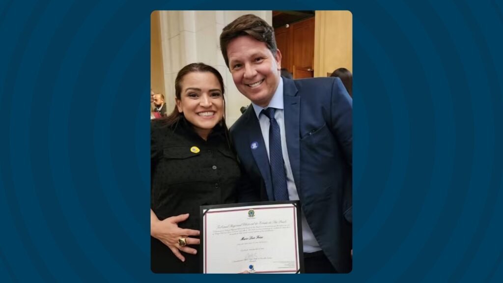 Karina Gama ao lado de Mario Frias