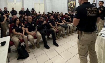 Policiais civis cumprem mandados durante a Operação Alvitre III em Pernambuco