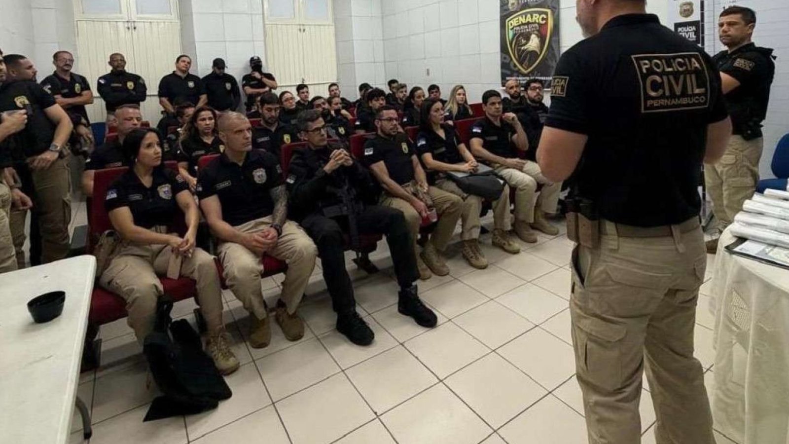 Policiais civis cumprem mandados durante a Operação Alvitre III em Pernambuco