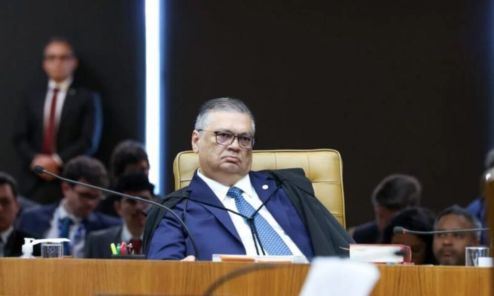 Flávio Dino sentado no plenário do STF