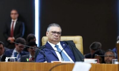 Flávio Dino sentado no plenário do STF