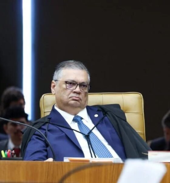 Flávio Dino sentado no plenário do STF