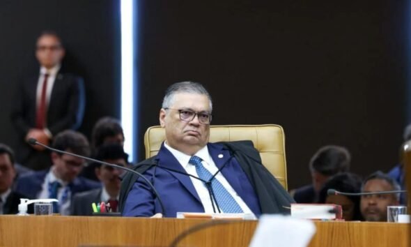 Flávio Dino sentado no plenário do STF