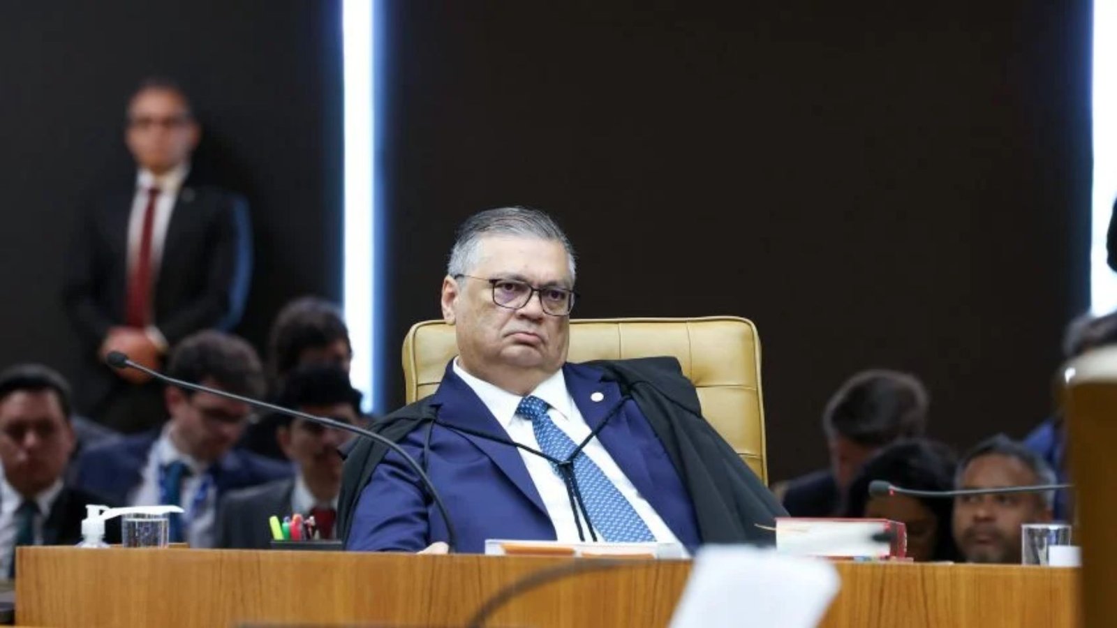 Flávio Dino sentado no plenário do STF
